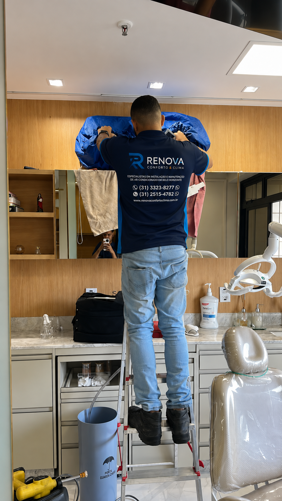 Técnico uniformizado da Renova Conforto e Clima em atendimento