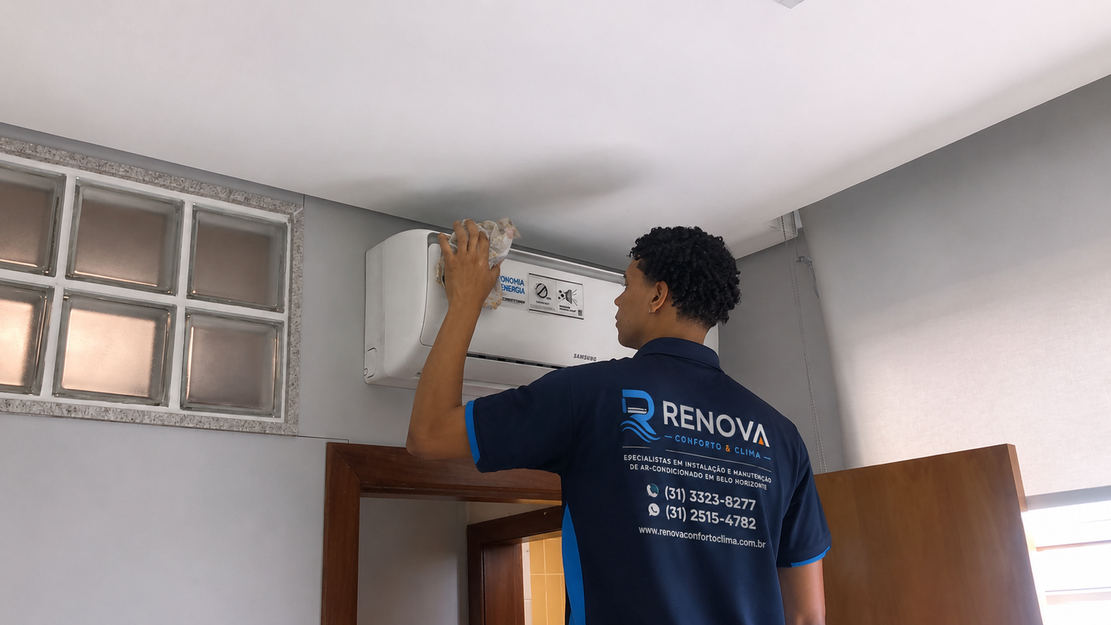 Técnico uniformizado limpando evaporadora de ar-condicionado