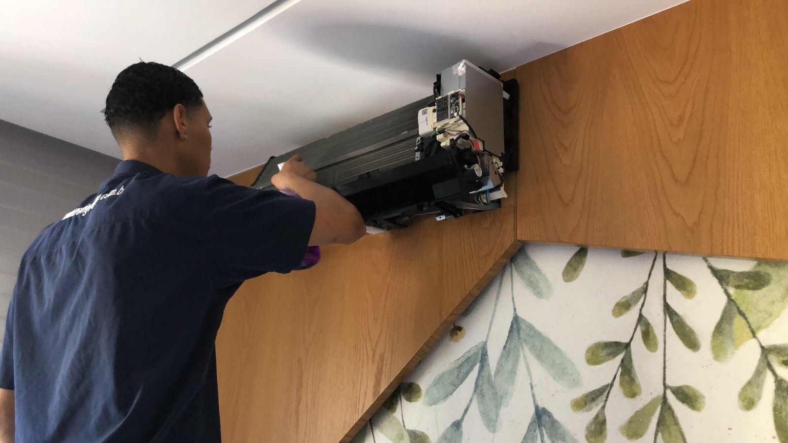 Técnico realizando limpeza interna do ar-condicionado