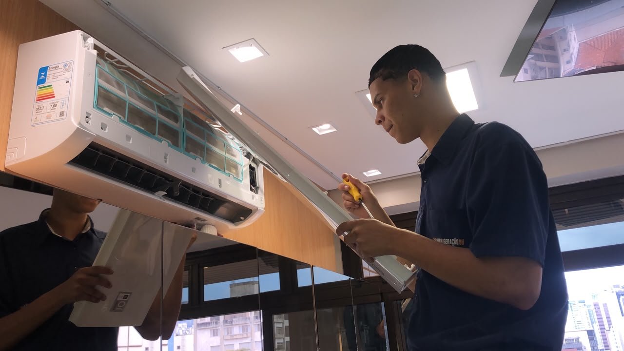 Técnico realizando manutenção em aparelho Split